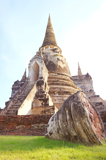 Pagode histórico com os restos do antigo pináculo do templo Wat Phra Si Sanphet de Ayutthaya Tailândia