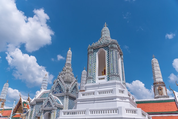 Pagode innerhalb Wat Phra Kaews mit schönem Himmel.