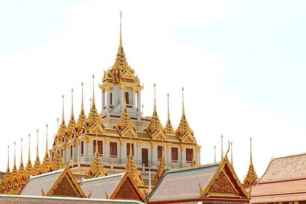 Pagode loha prasat dentro do templo wat ratchanatdaram localizado na cidade velha de bangkok, tailândia