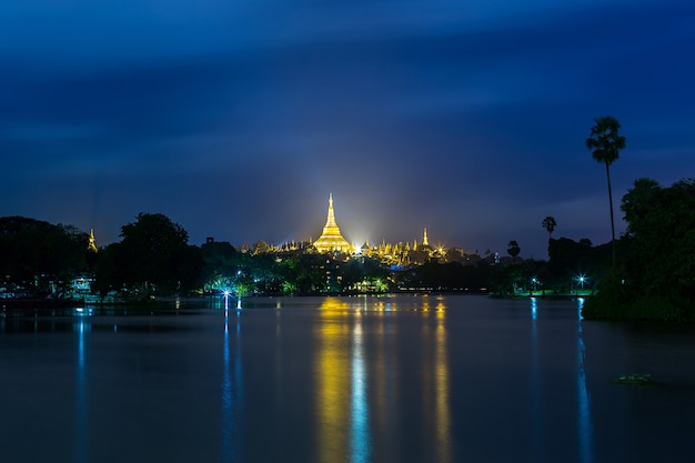 Pagode Shwedagon em Yangon Mianmar