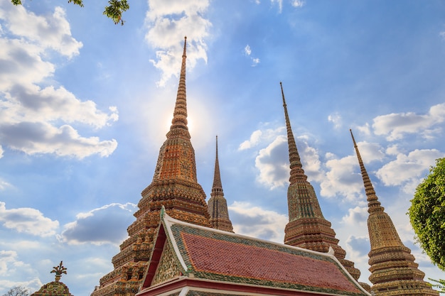 Pagode und Pavillon gegen Wolken und blauer Himmel