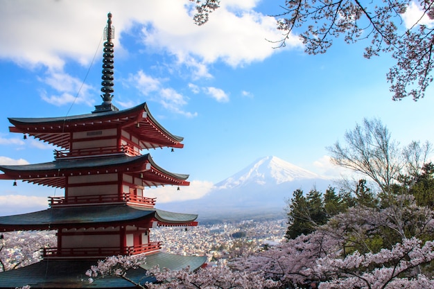 Pagode vermelho do chureito com mt fuji como o fundo.