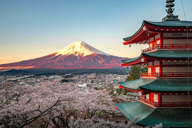 Foto pagode vermelho e fuji vermelho no período da manhã