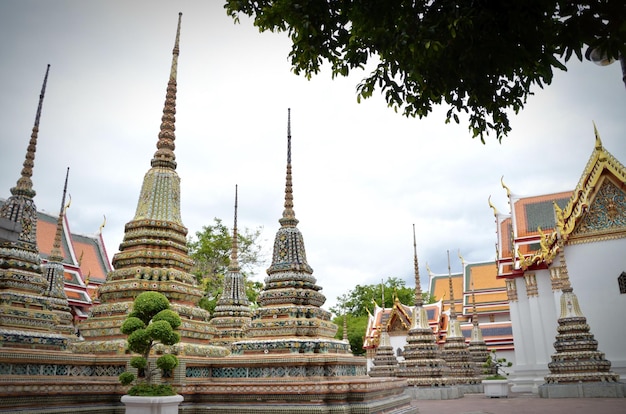 Pagoden in Wat Pho gegen den Himmel