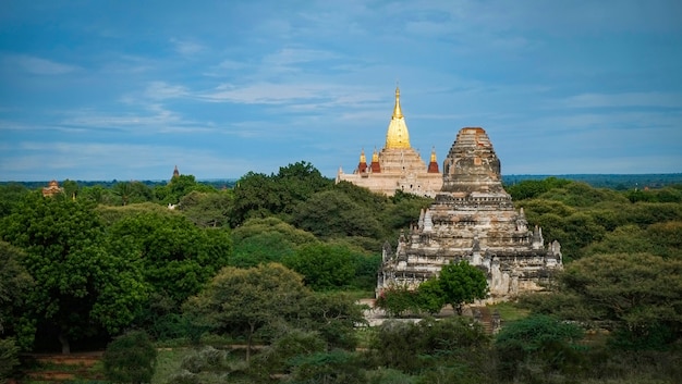 Pagodenlandschaft in der Ebene von Bagan Myanmar Burma - Myanmar-Landschaftsreisemarkstein berühmt und Szene von alten Tempeln