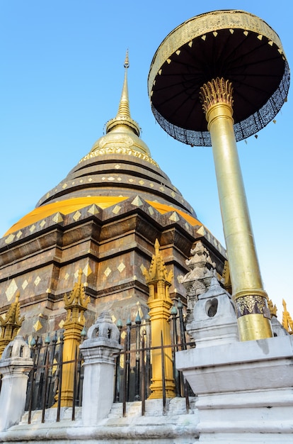 Pagodes antigos no templo de Wat Phra That Lampang Luang na província de Lampang, no norte da Tailândia