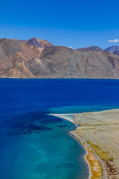 Foto pagong tso o lago pagong situado en la frontera con la india y china leh ladakh india