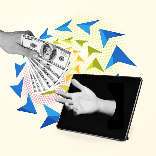 Pagos en línea. Manos masculinas pasando dinero sobresaliendo de la pantalla de la computadora portátil en el fondo.