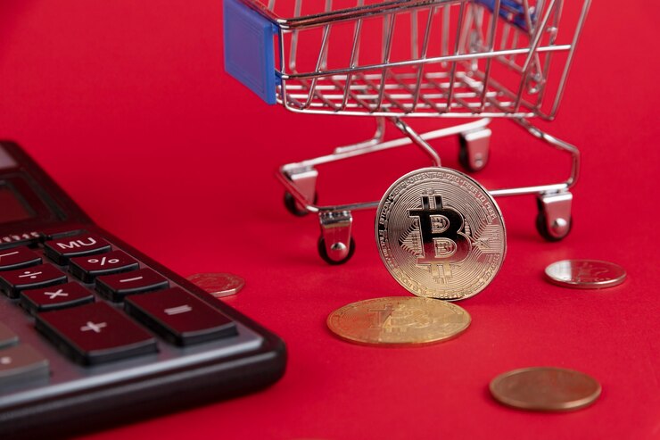 Foto pague en línea, criptomonedas, monedas bitcoin para intercambiar o vender la vista superior del fondo de piedra.