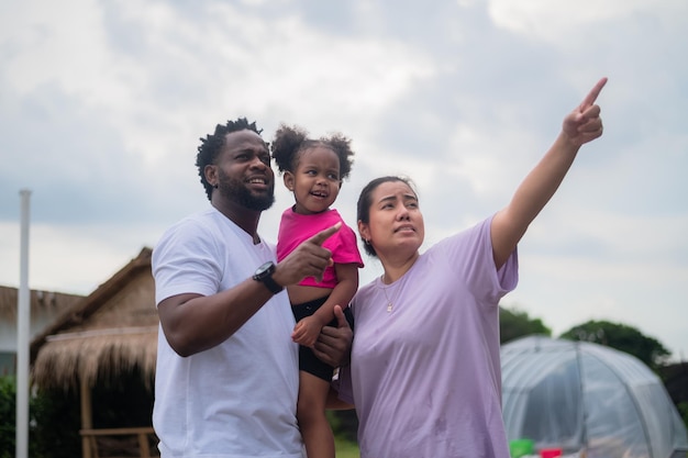 Pai afro-americano e família pai feliz da filha