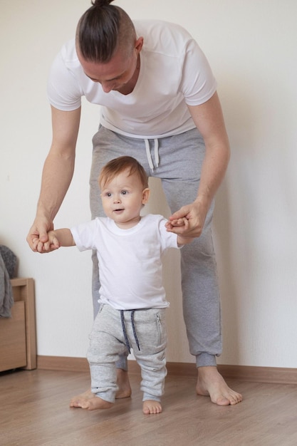 Foto pai ajudando filho a aprender a andar