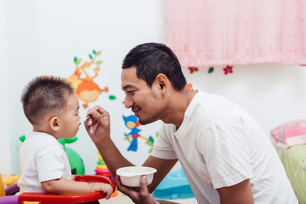 Pai alimentando seu filho