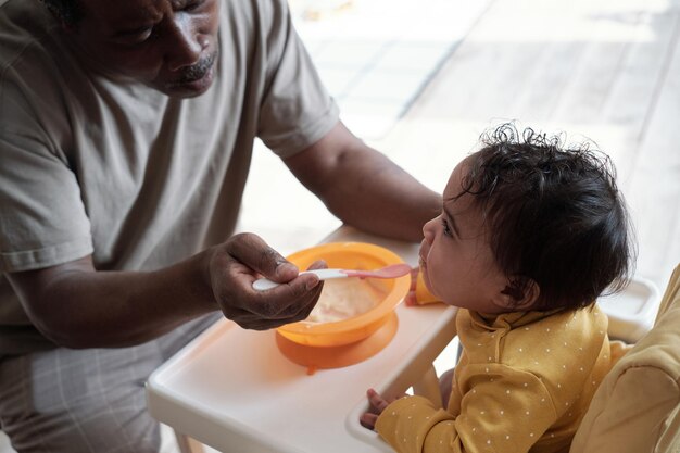 Pai amoroso alimentando filha