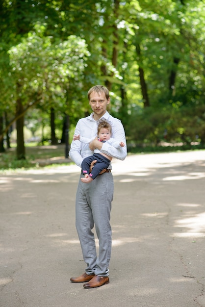 Pai anda com a filha no parque