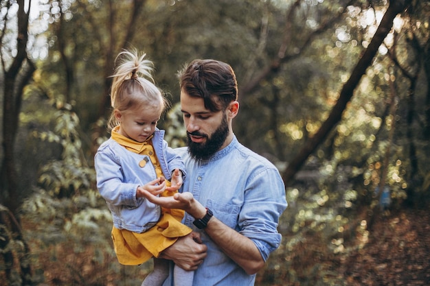 pai andando com sua filha na natureza ao pôr do sol Fotos de família de pai e um filho