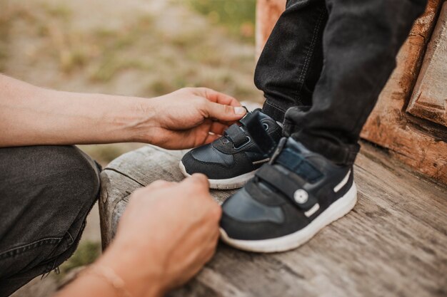 Pai arrumando os sapatos do filho