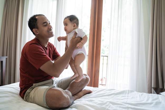 Pai asiático pega sua filha