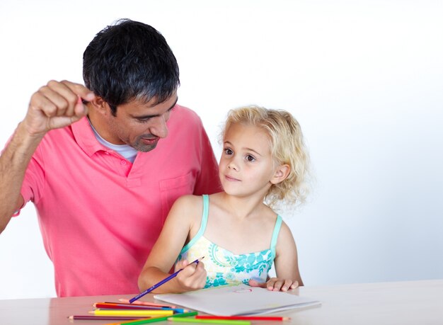 Pai bonito explicando algo a sua pequena filha