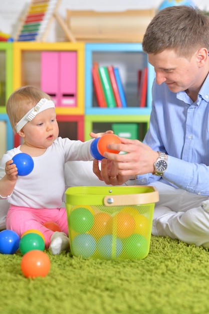 Pai brincando com filha pequena