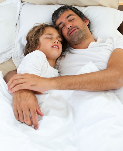 Pai carinhoso e seu filho dormindo juntos