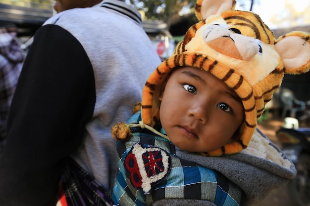 Foto pai carregando seu filho na mochila