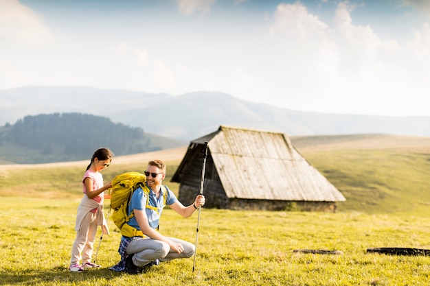 Pai, com, filha, hiking