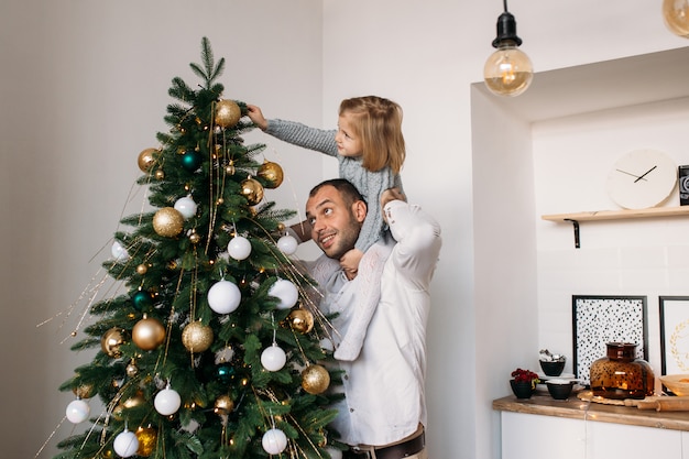 Pai com filha no Natal em casa