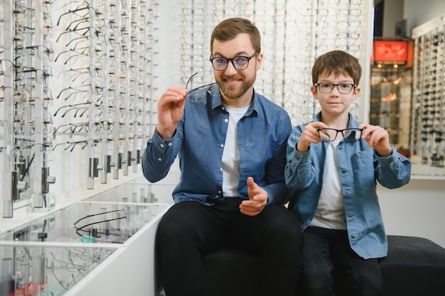 Foto pai com filho fofo família compra óculos