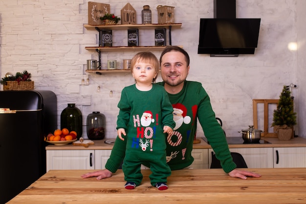 Pai com filho na cozinha de Natal em casa