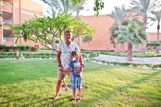 Pai com filho no jardim do resort egípcio.