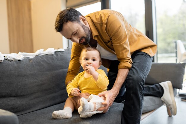 Pai com filho pequeno em casa