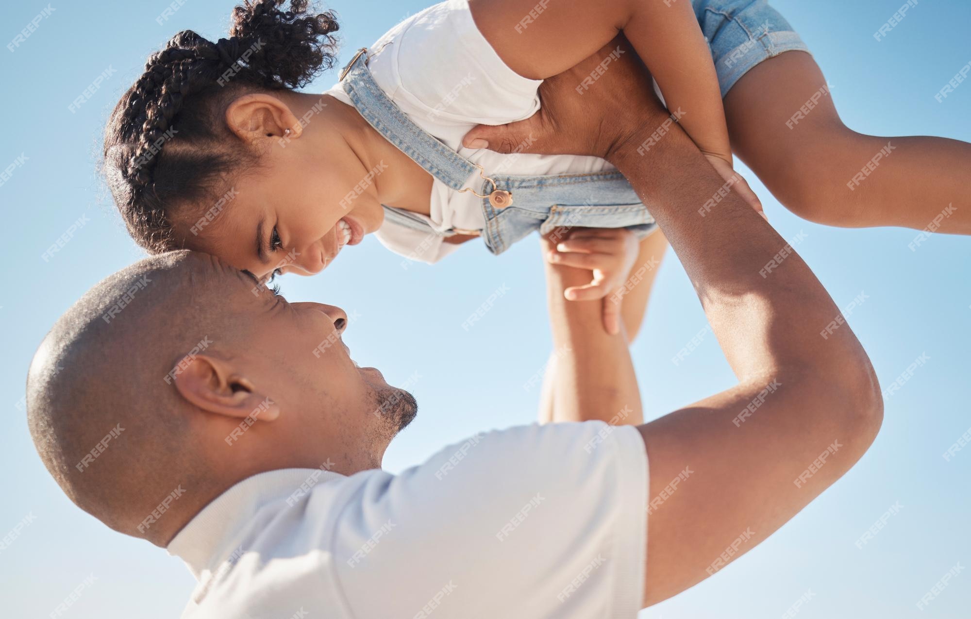 Brincalhão feliz e meninas fingindo ser pessoas de negócios se