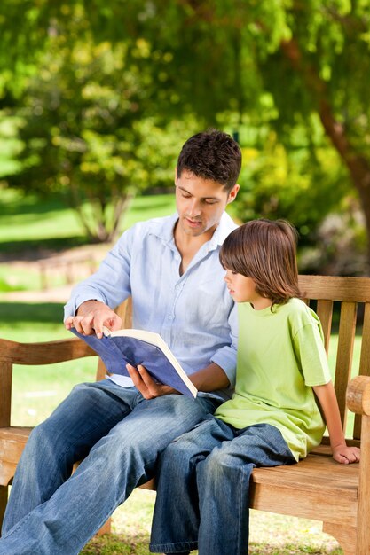 Pai com seu filho lendo um livro