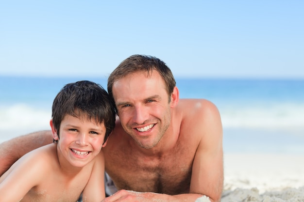 Pai com seu filho na praia