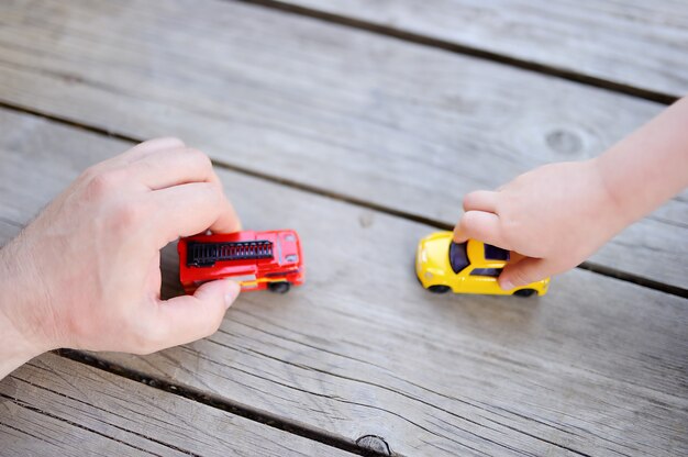 Pai, com, seu, filho pequeno, tocando, com, carros brinquedo