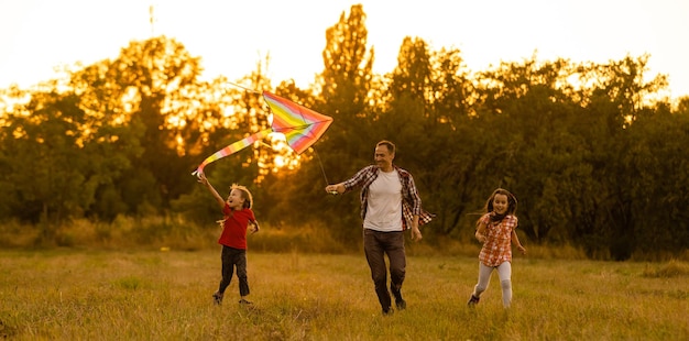 Pai com sua filha deixou uma pipa em um campo