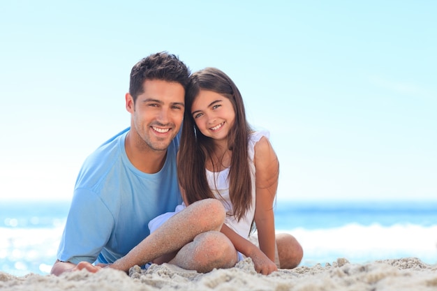 Pai com sua filha na praia