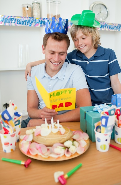 Pai comemorando seu aniversário com seu filho