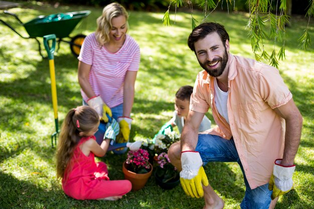 Pai contra a família durante a jardinagem