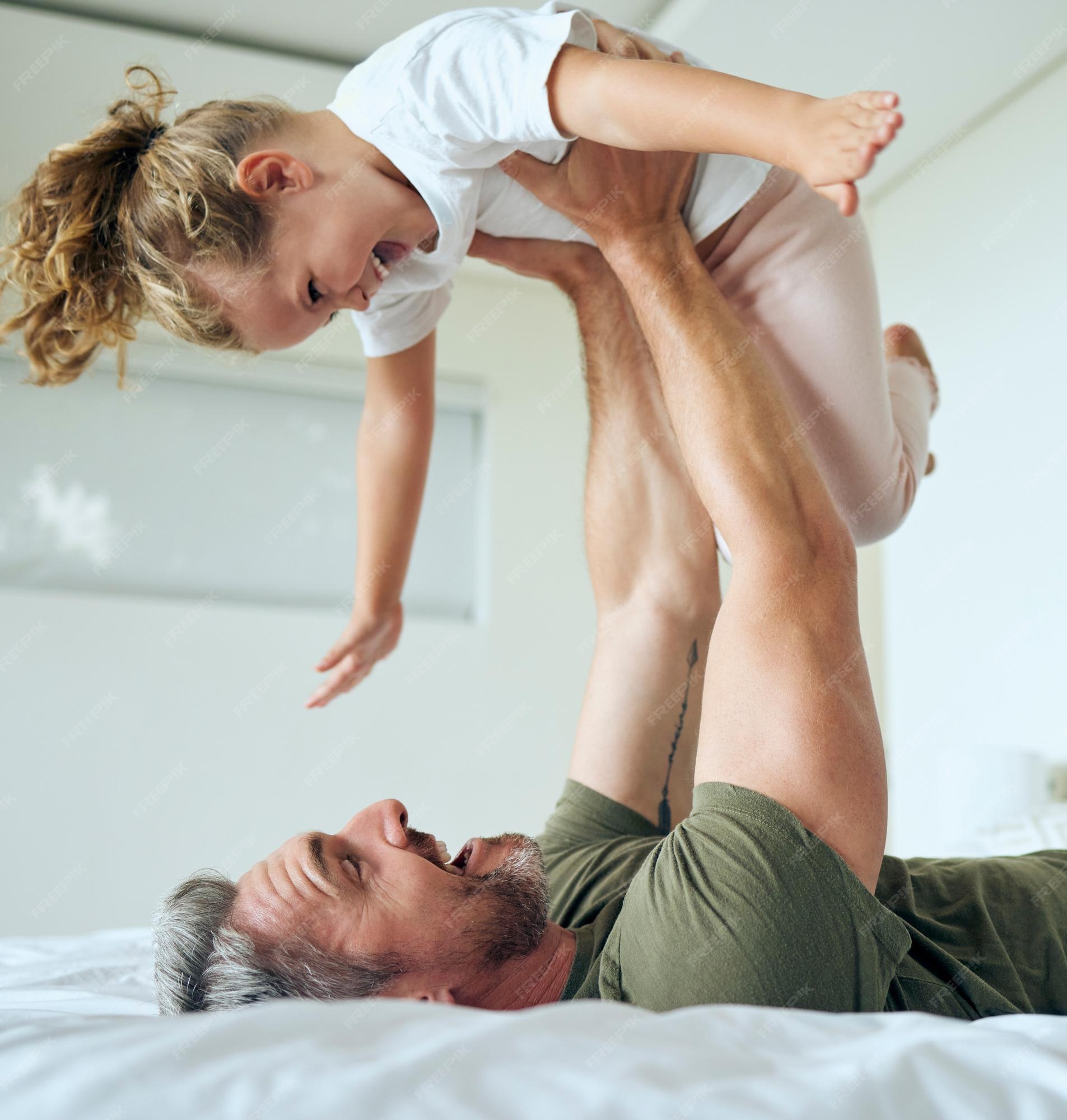 Jogo de avião e pai com filha no quarto para acordar de manhã e fim de  semana feliz animado e engraçado com homem e menina brincando na casa da  família para felicidade