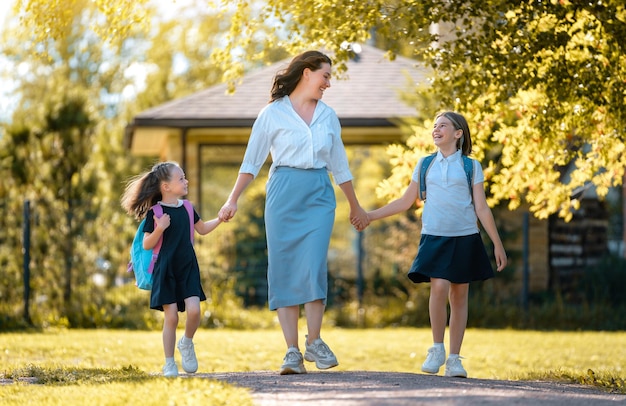 Pai e alunos indo para a escola