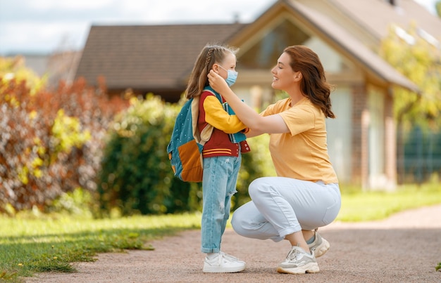 Pai e alunos indo para a escola