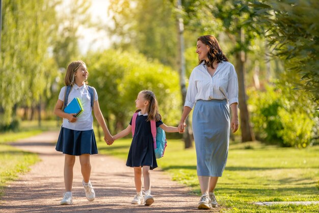 Pai e alunos indo para a escola