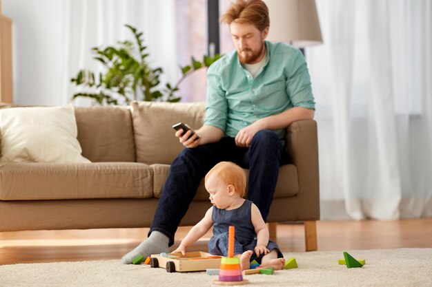 pai e bebê brincando com blocos de brinquedo em casa