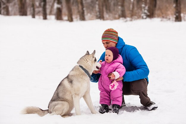 Pai e bebê com cachorro