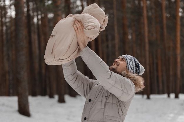 Pai e bebê estão andando pela floresta Pai segura um bebê nos braços no inverno Pai e filha ao ar livre no inverno