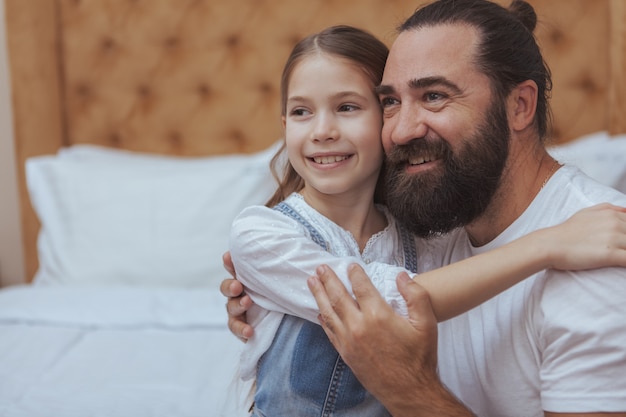 Pai e filha, aproveitando o dia aconchegante em casa