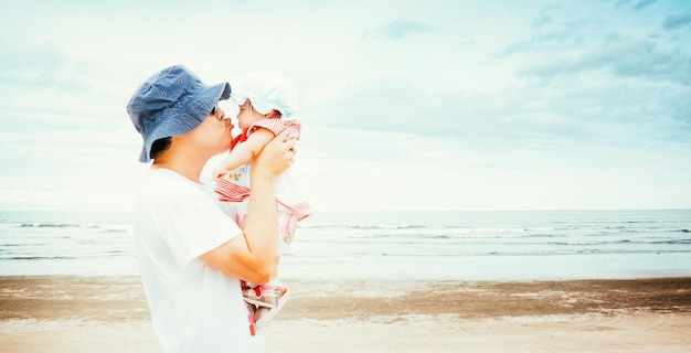 Pai e filha brincando na praia