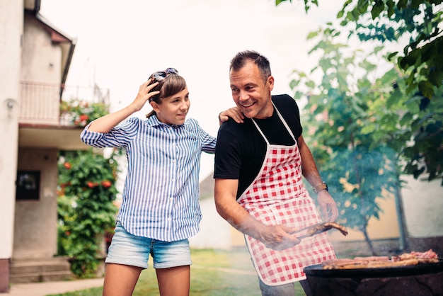 Foto pai e filha, churrasco de carne