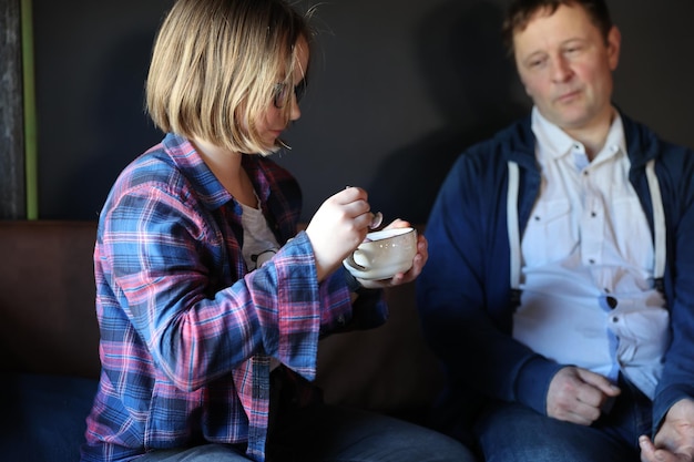 Foto pai e filha comem sorvete no café